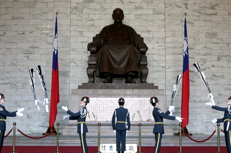 Taiwan, chiesta la rimozione della statua del leader nazionalista Chiang Kai-shek