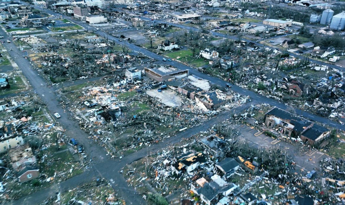 11 Dicembre 2021 – Kentucky, Mayfield ridotto ad un ammasso di fiammiferi da un tornado. Ucraina, Biden minaccia la Russia e se la prende con il cambiamento climatico. Argentina, in migliaia sfilano contro Fmi