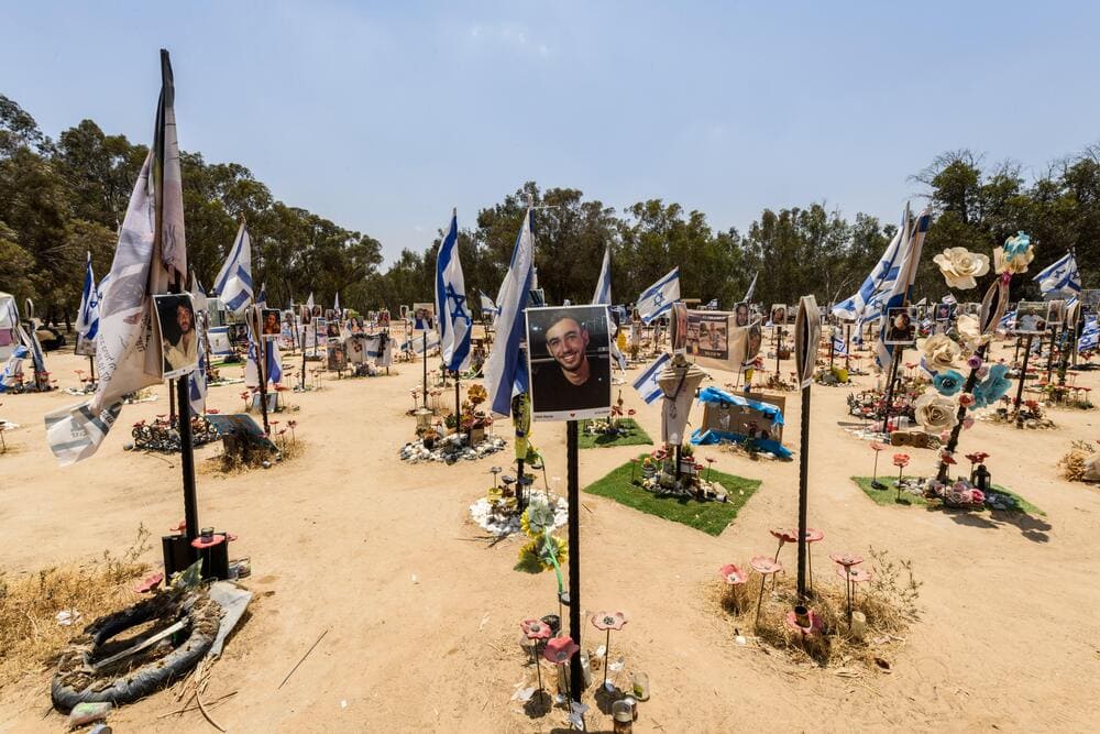 Foto - Monumento commemorativo alle vittime dell'attacco terroristico palestinese del 7 ottobre 2023 presso il sito del Nova Music Festival, nel sud di Israele. Circa 364 persone furono uccise e più di 40 rapite dai terroristi di Hamas - ©Alamy