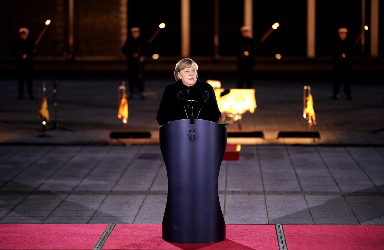 2 Dicembre 2021 – Cerimonia di addio per la Merkel, auguri al suo successore Olaf Scholz. Gopinath nuovo numero due FMI. Israele dietro sabotaggio centrale Natanz. Elezioni Libia, figlio Gheddafi torna in corsa
