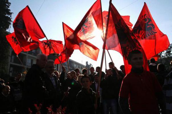 Bandiere albanesi in Kosovo, tensione altissima a Belgrado