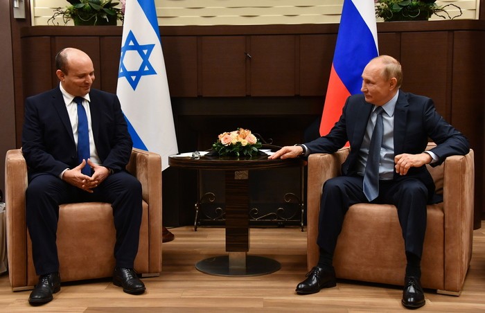 13 Febbraio 2022 – Israele si offre per ospitare incontro Putin-Zelensky. Belgrado, in aumento attacchi a chiede ortodosse in Kosovo. Ottawa, camionisti si ritirano da zone residenziali. Ancora armi a Kiev