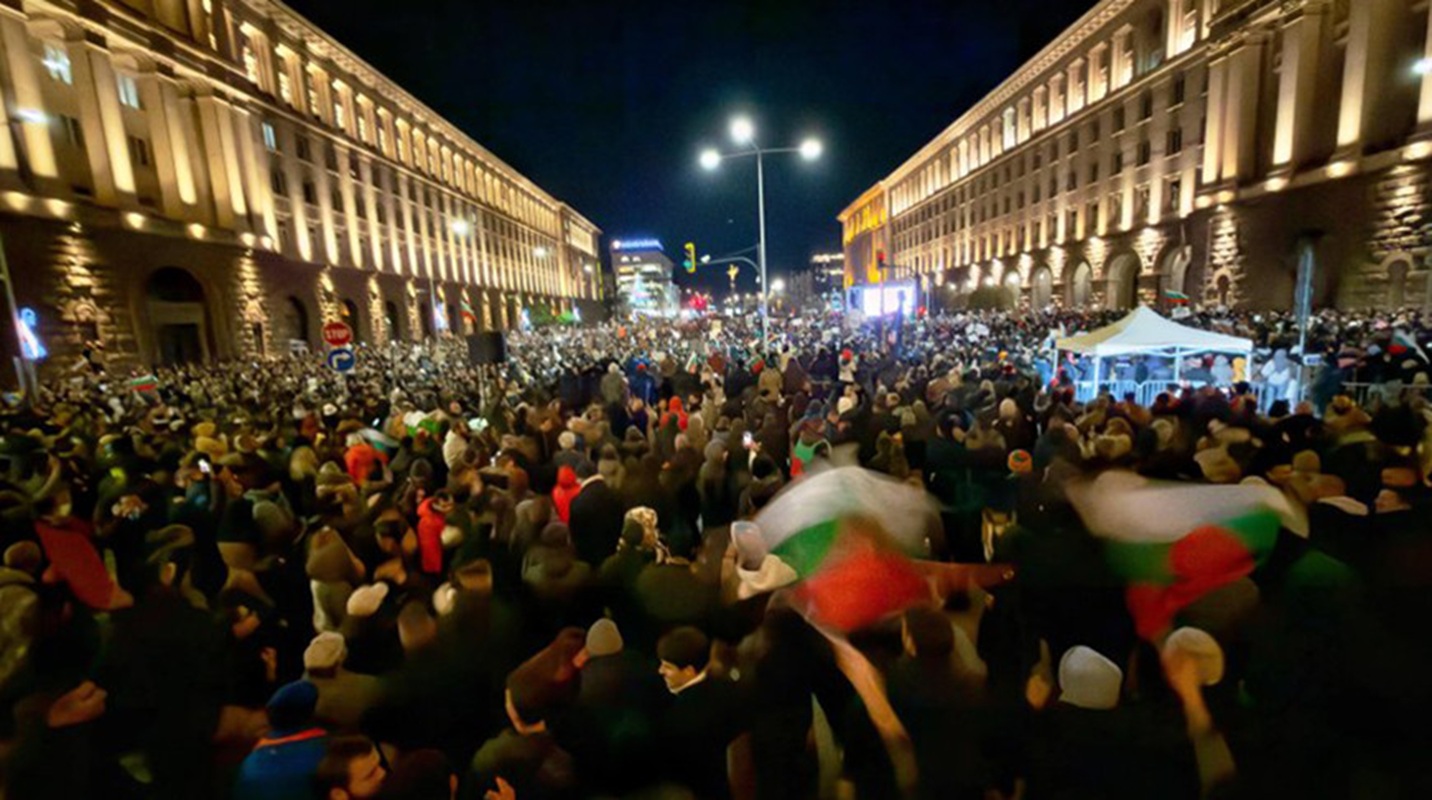 Proteste in Bulgaria: governo ritira progetto di bilancio, presidente invoca elezioni anticipate