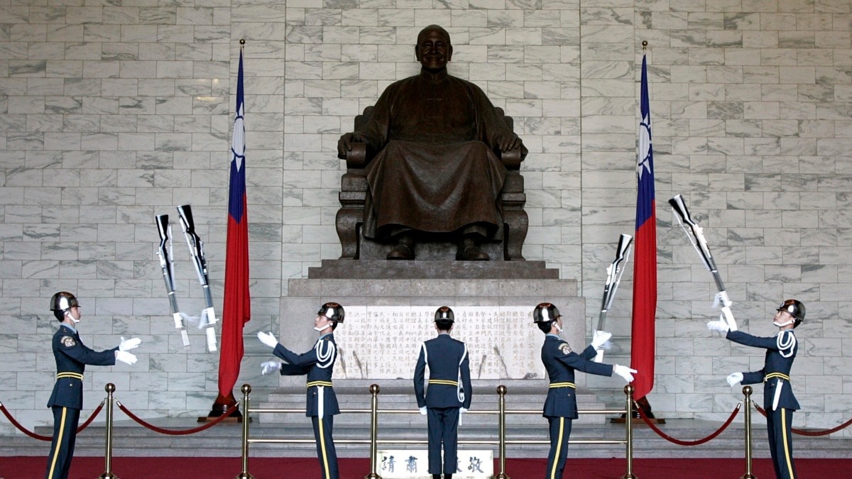 Taiwan, chiesta la rimozione della statua del leader nazionalista Chiang Kai-shek