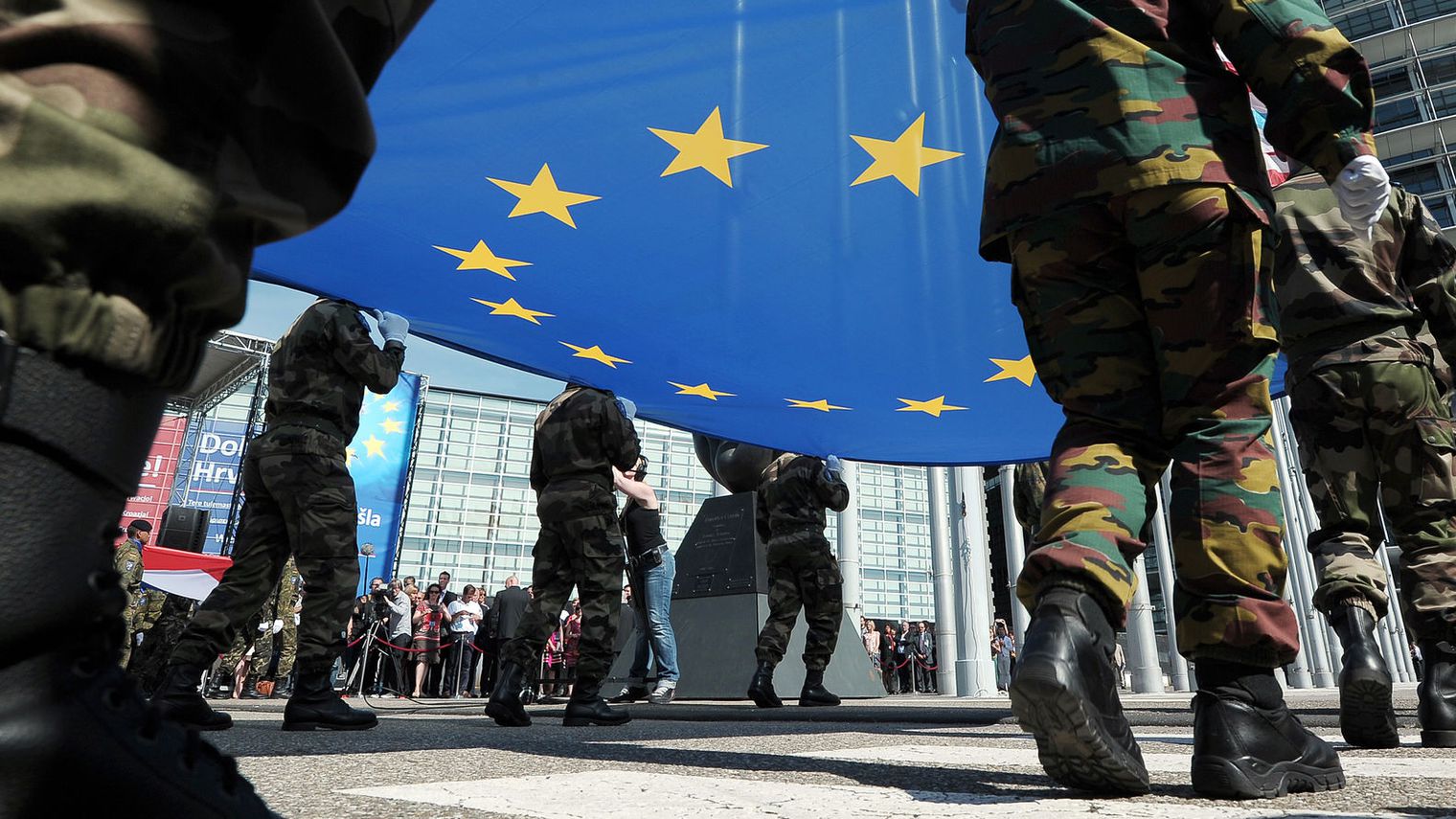 Dall’assenza di volontà alle spinte geopolitiche: l’esercito europeo alla prova delle tensioni. Intervista al Professor Matteo Frau