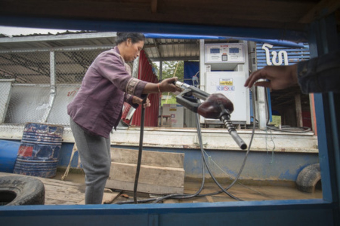 Laos: scarseggia la benzina, il governo tenta misure straordinare per salvare l’economia
