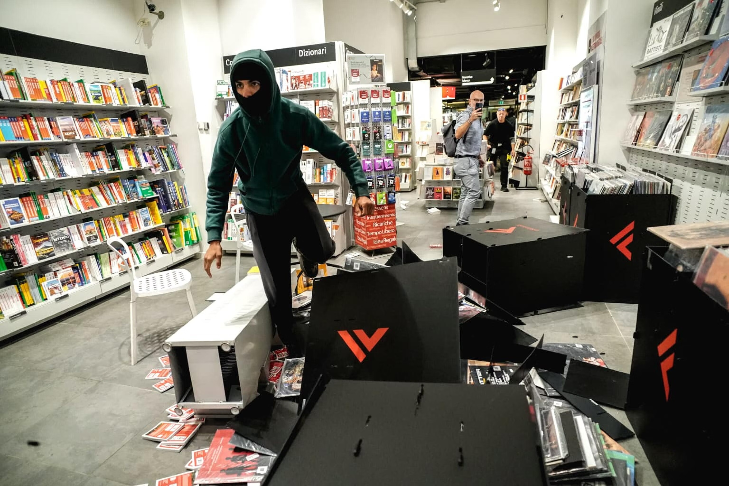 Foto - Devastazione nella libreria La Feltrinelli di Porta Nuova a Torino
