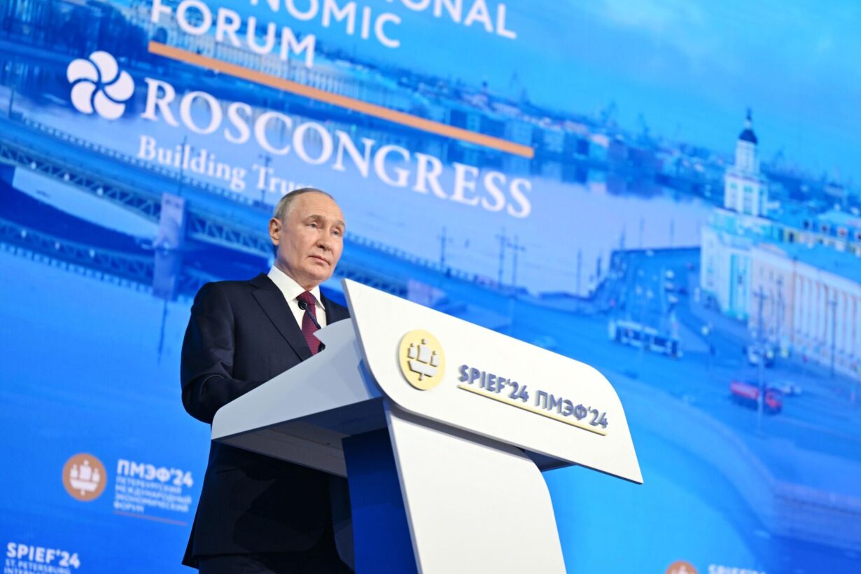 Foto - Il presidente russo Vladimir Putin al Forum di San Pietroburgo 2024