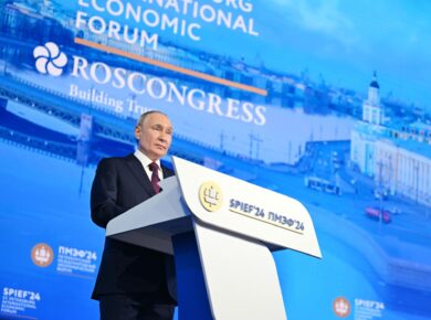 Foto - Il presidente russo Vladimir Putin al Forum di San Pietroburgo 2024