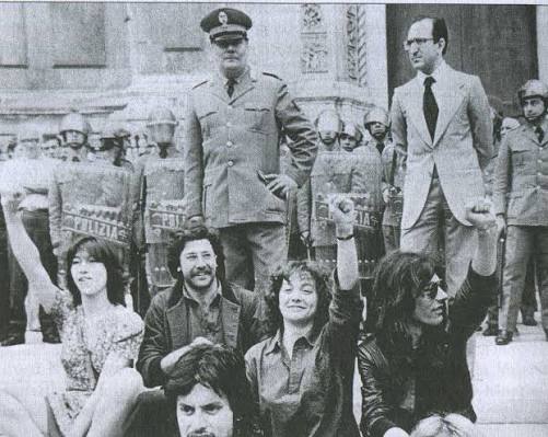 11 Marzo 1977 la tragica morte di Francesco Lorusso, nella foto seduto sui gradoni di San Petronio