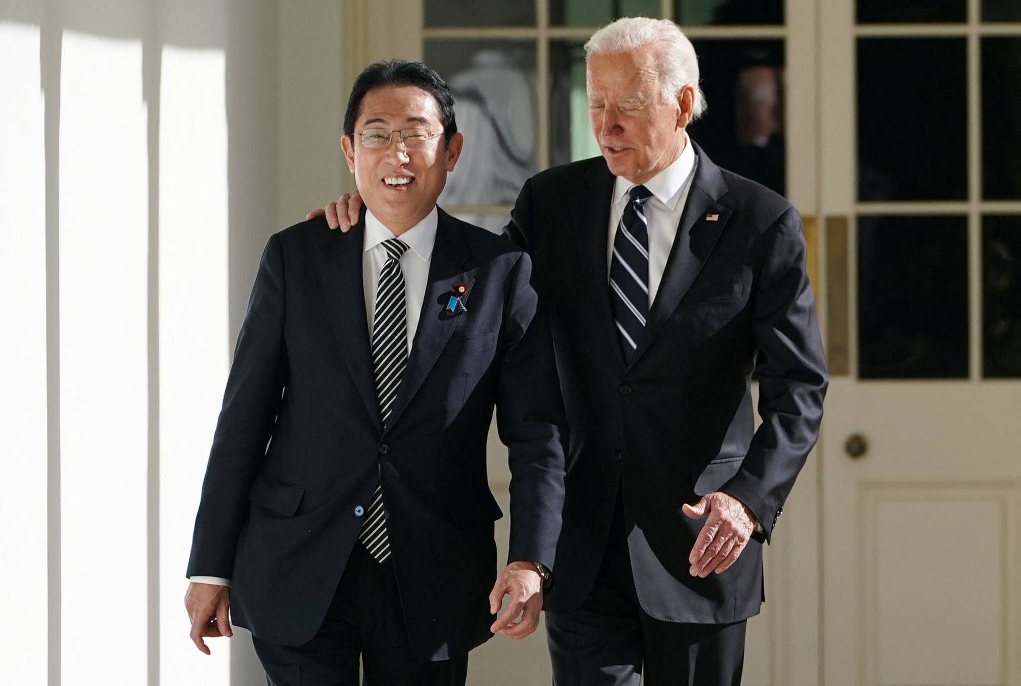 Il governo giapponese concentrato sulla politica estera crolla al minimo dei consensi
