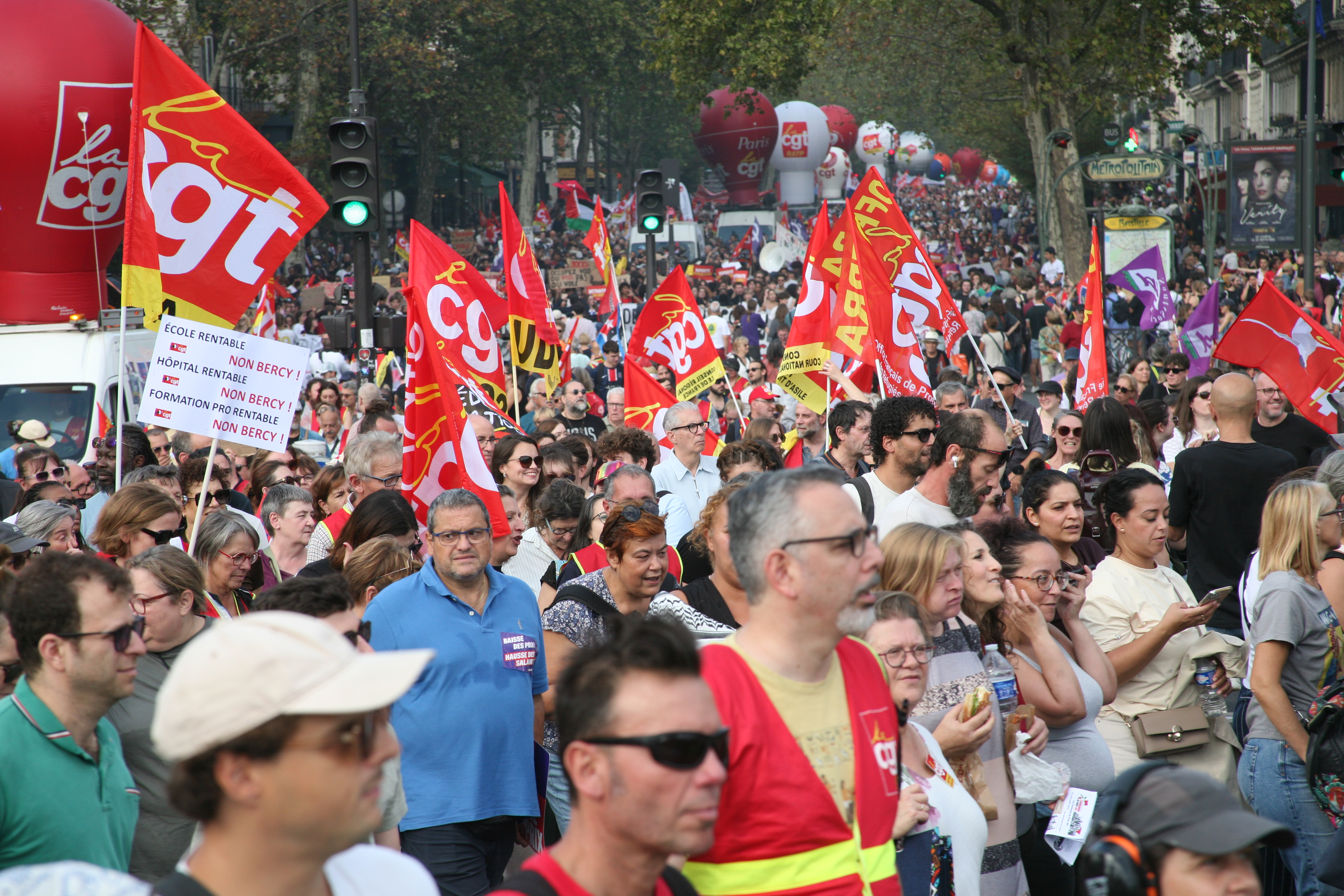 Francia: studenti e sindacati contro il governo, Lecornu sul filo del rasoio