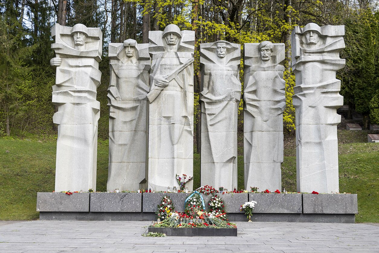 Lituania, avviato smantellamento monumento sovietico nonostante Onu abbia chiesto lo stop