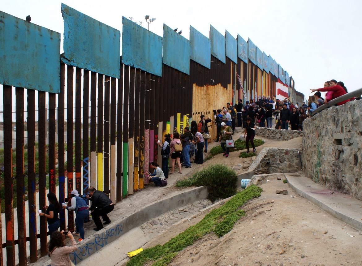 11 Maggio 2023 – Camera Usa approva legge per riprendere costruzione del muro al confine con il Messico