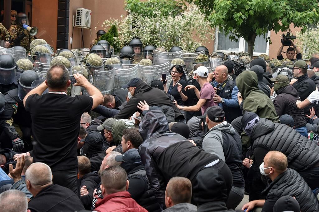 29 Maggio 2023 – Scontri tra manifestanti serbi e Kfor in Kosovo