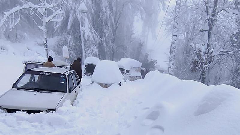 Pakistan, la gita per vedere la neve si tramuta in dramma. Oltre 44 morti