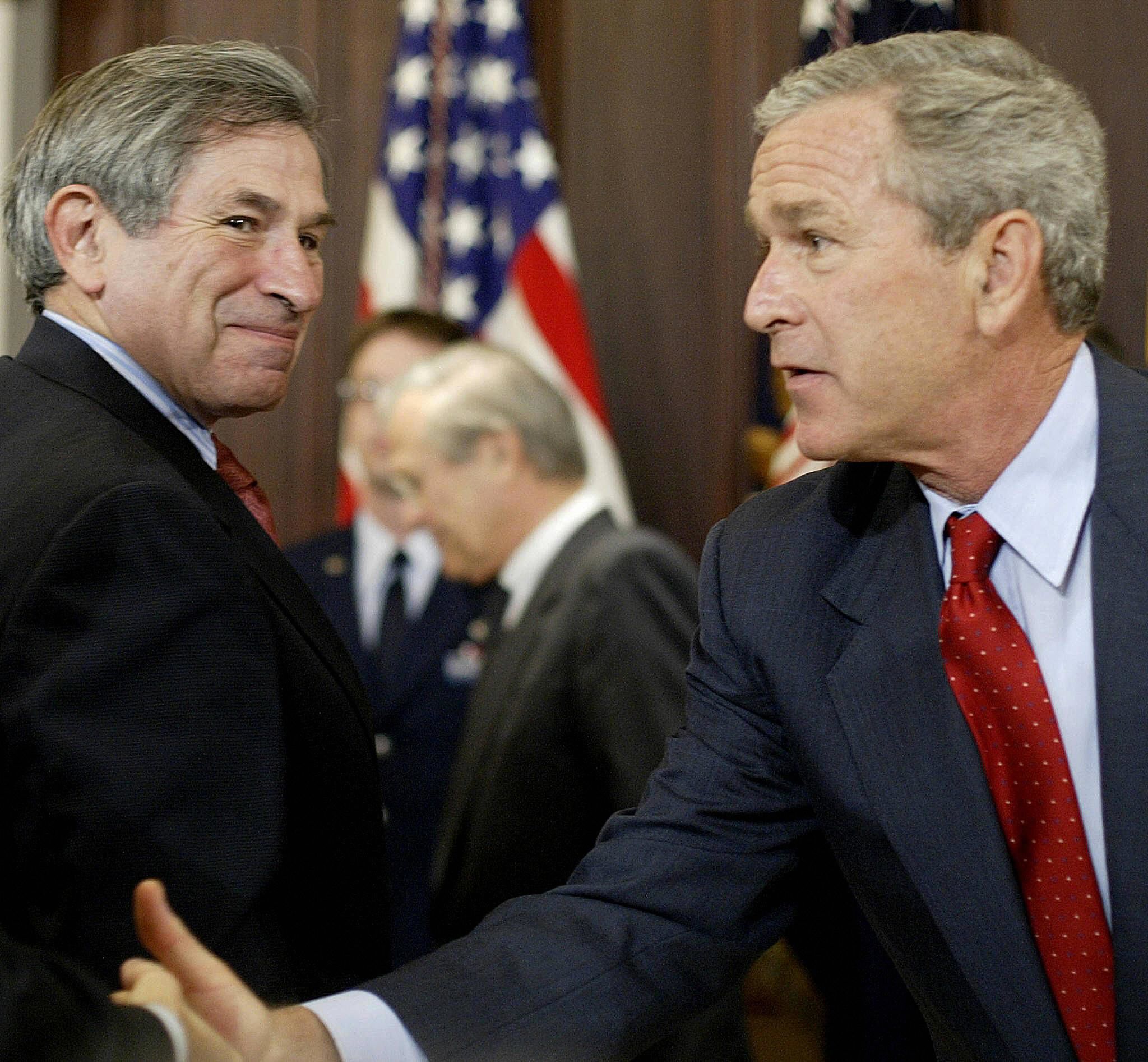 Foto - Il presidente W. George Bush con Paul Wolfowitz