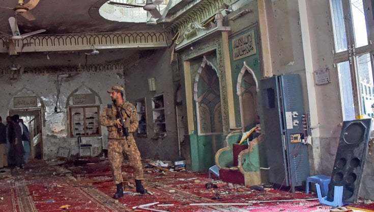 Attentato suicida in una moschea in Pakistan