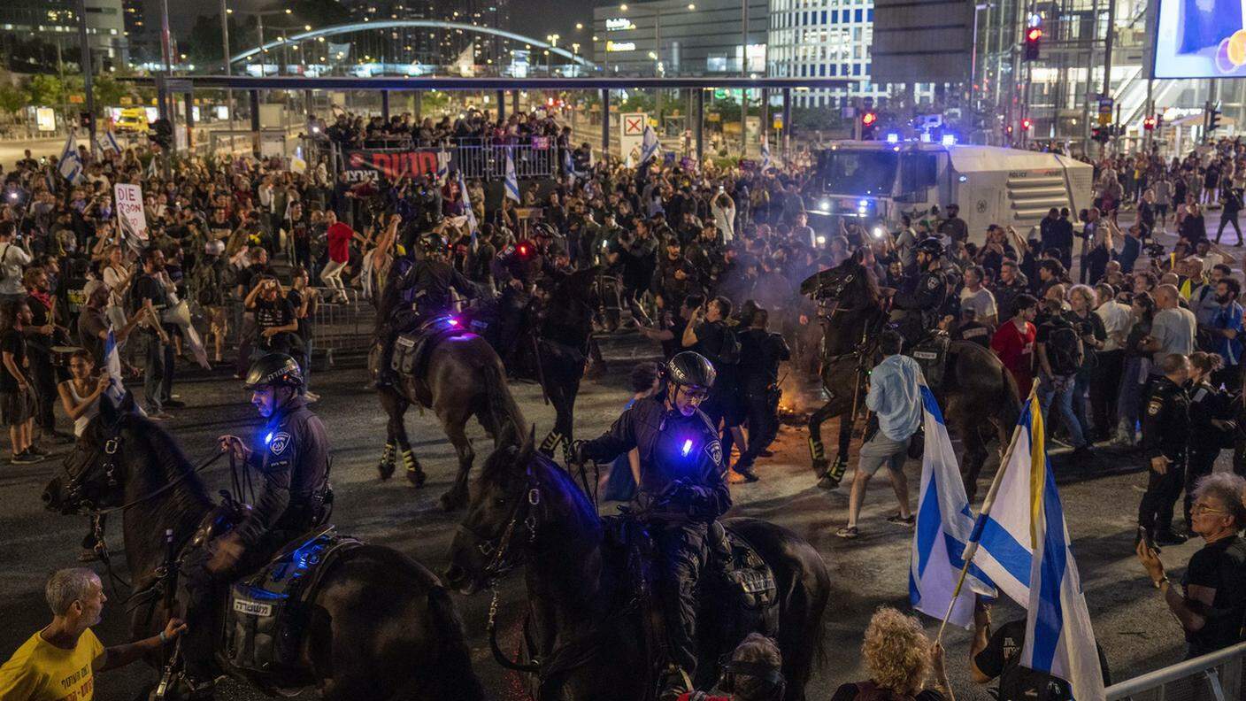 25 Maggio 2024 – Sit in di protesta a Tel Aviv contro il Governo, polizia a cavallo disperde la folla. Jens Stoltenberg chiede di aprire ad utilizzo armi NATO contro Russia