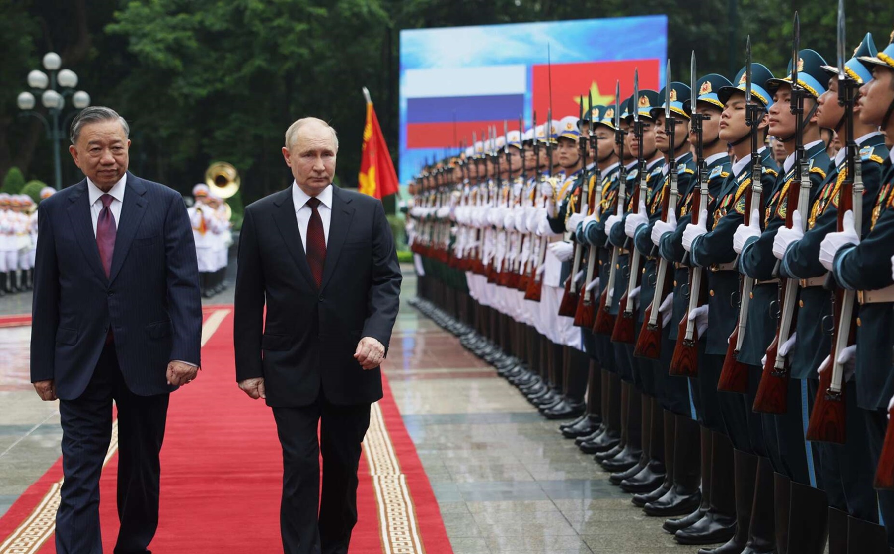 Il Vietnam ha accolto Putin mostrandosi indifferente alle critiche di Washington