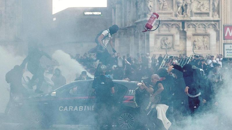 FOTO - Scontri a Milano tra giovani contro le forze dell'ordine durante manifestazione contro caro vita