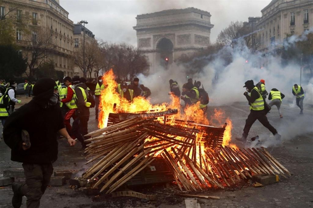 2 Luglio 2023 – Francia al sesto giorno di disordini. Il bilancio è di 49 arresti