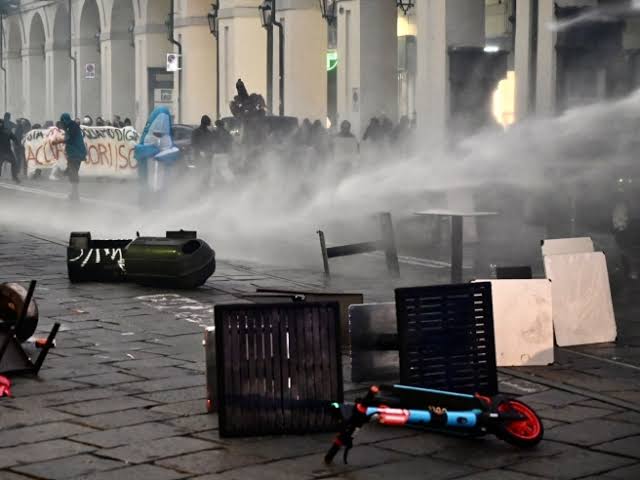Foto - Torino, scontri in via Po a margine della manifestazione sul caro vita