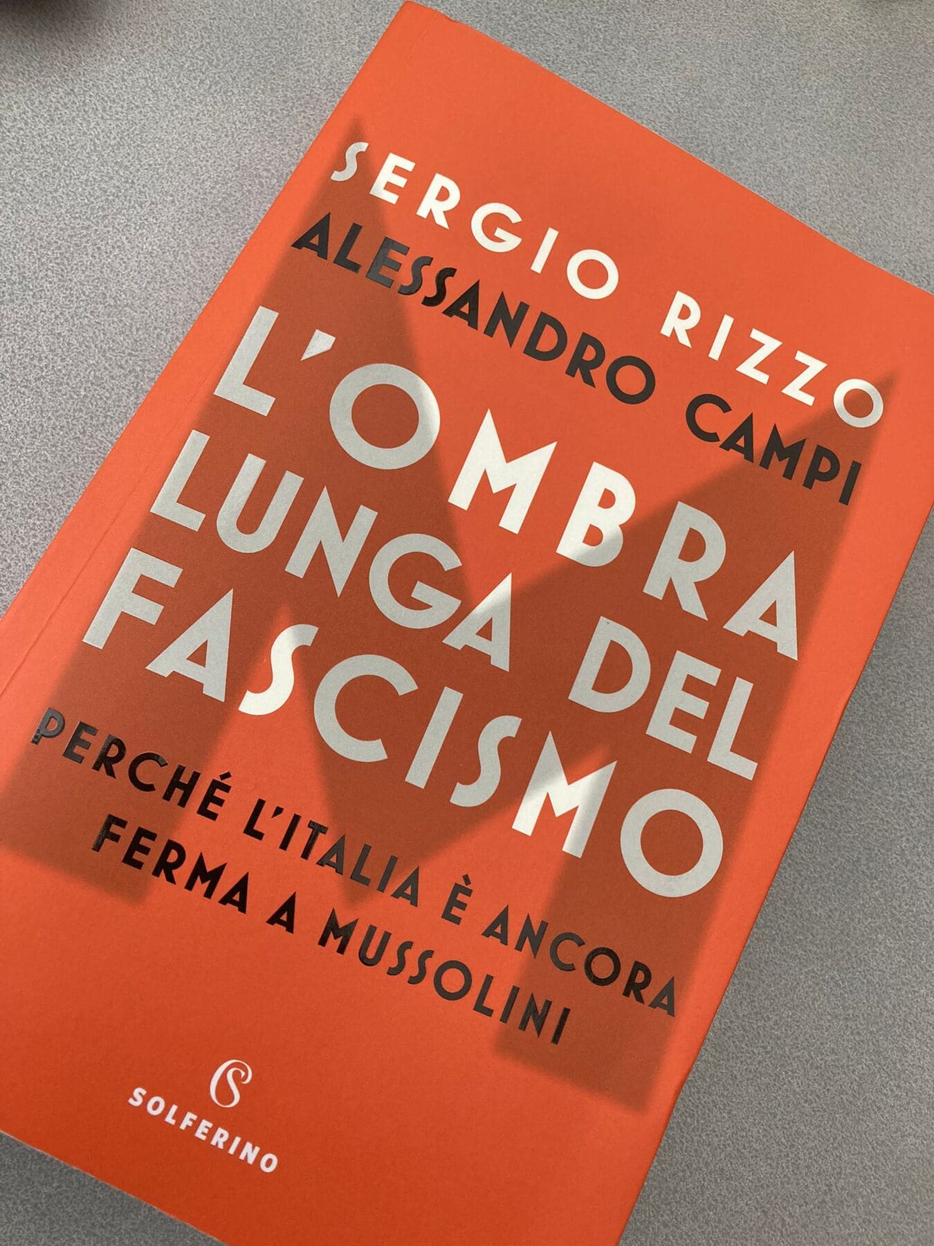 L’ombra lunga del fascismo. Perché l’Italia è ancora ferma a Mussolini. La recensione del lavoro di Rizzo e Campi