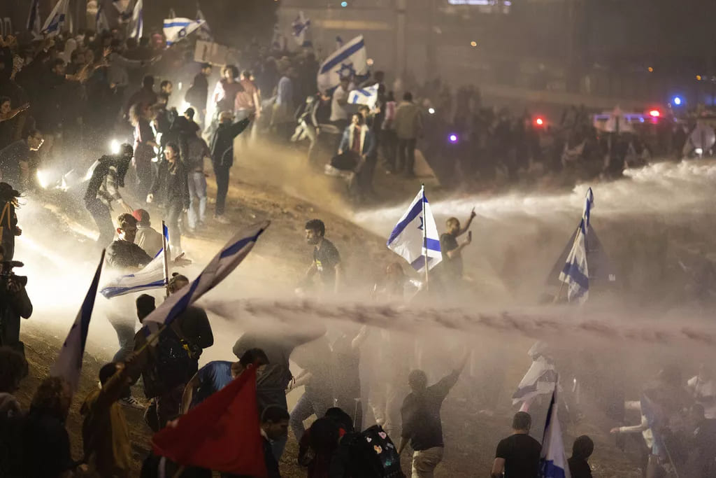 24 Luglio 2023 – Il giorno più lungo di Netanyahu. Decine di manifestanti arrestati. Spagna, primo no al Partito Popolare dal PNV