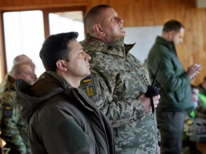 Terremoto a Kiev: Zelensky licenzia il capo dell’esercito Zaluzhny, anzi no (per ora)