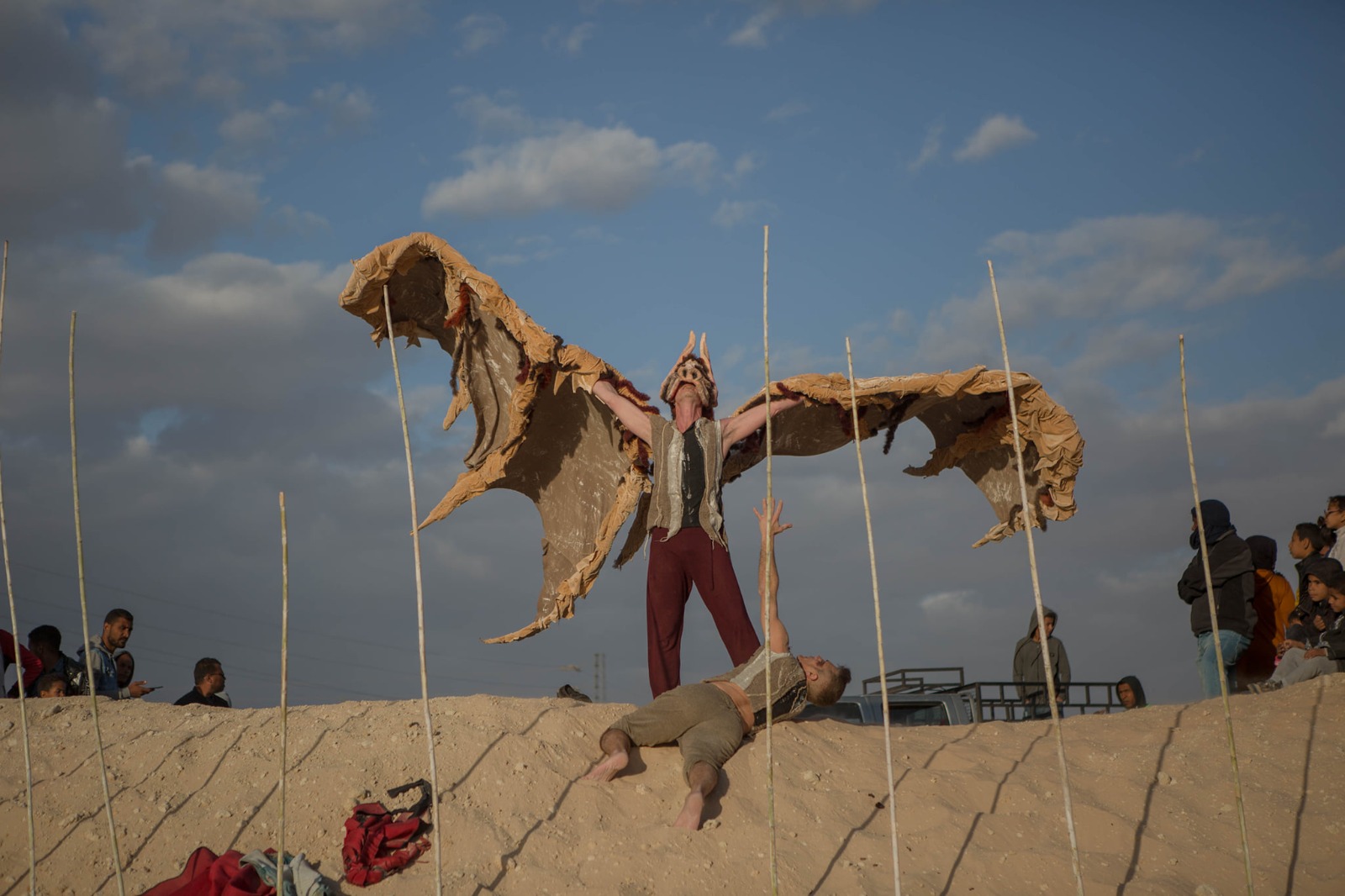 Luca Bruni e Mario Ferrari della compagnia Oplas apriranno il Festival Internazionale del Teatro del Sahara con uno spettacolo dedicato alla Palestina