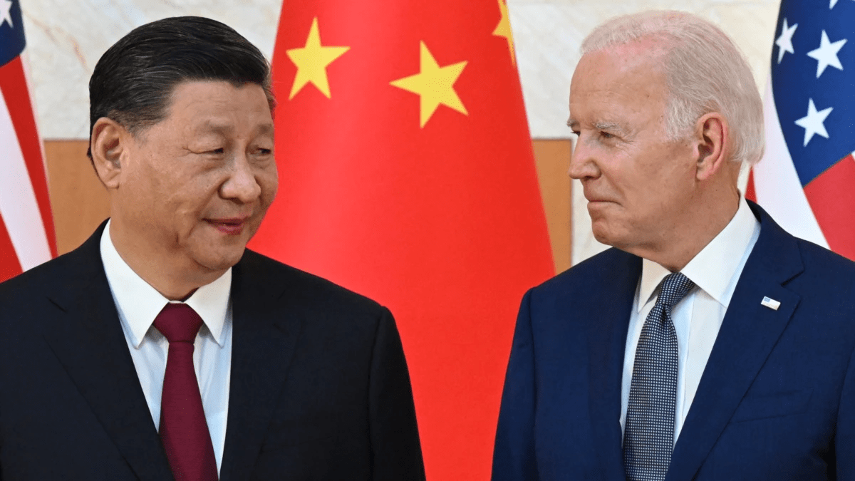 FOTO - L'incontro tra il presidente degli Stati Uniti Joe Biden (a destra) e il leader cinese Xi Jinping a Bali per il G20
