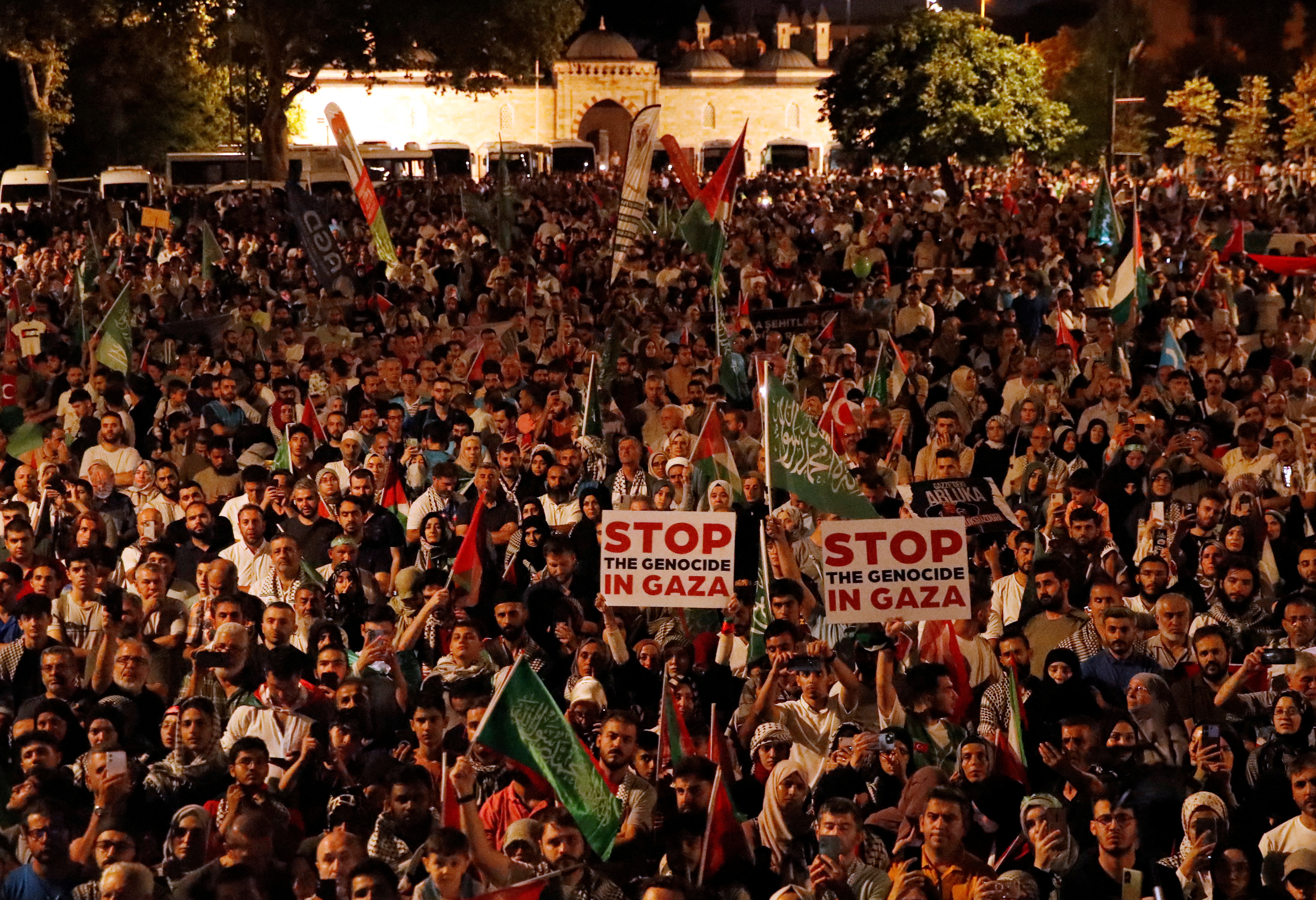 3 Agosto 2024 – Migliaia di persone hanno protestato davanti alla storica basilica di Santa Sofia di Istanbul contro l’assassinio del leader di Hamas