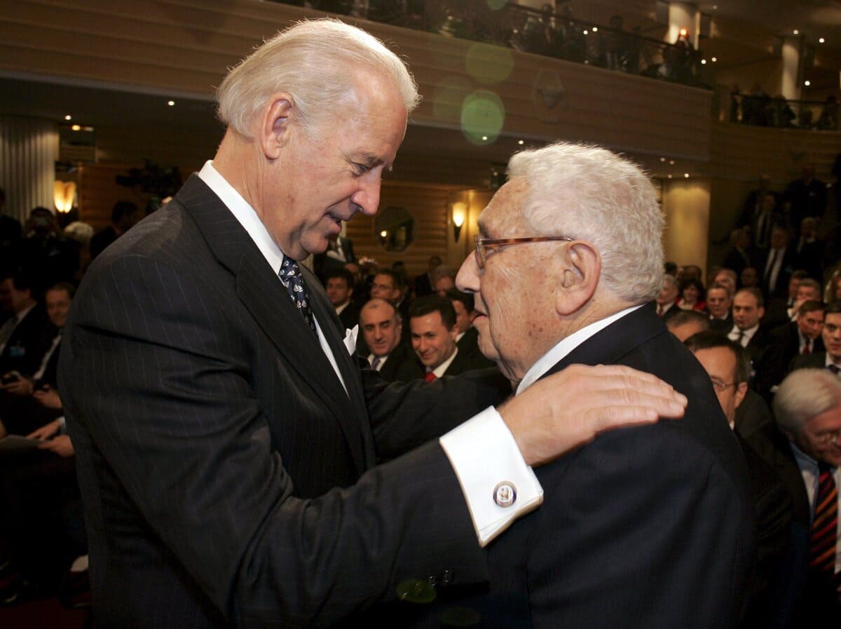 24 Luglio 2022 – Ucraina, Kissinger evoca lo spettro nucleare. Il Papa è atterrato in Canada accolto da una delegazione indigena.