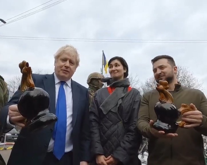 Boris Johnson arringa i soldati ucraini mentre alcuni lo vogliono ai vertici NATO
