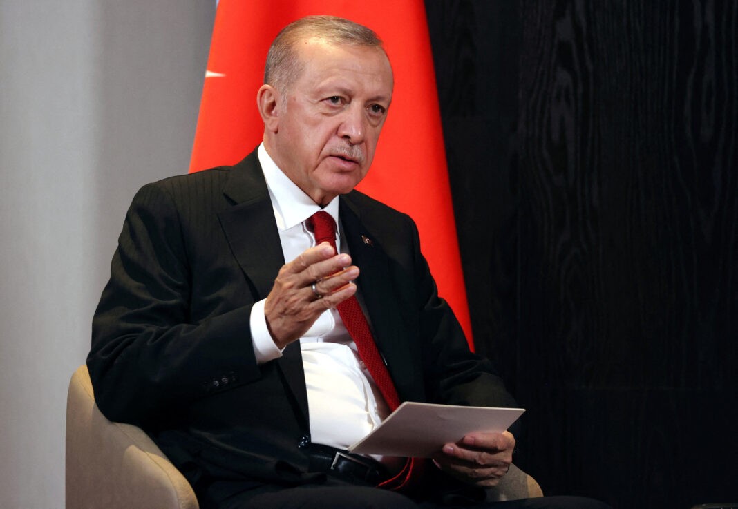 23 Ottobre 2022 – Turchia, Erdogan sbeffeggia Occidente su politiche contro la Russia. Amburgo, centosei svastiche compaiono su muro di una scuola. Xi Jinping rafforza il suo potere in Cina durante il Congresso del Pcc