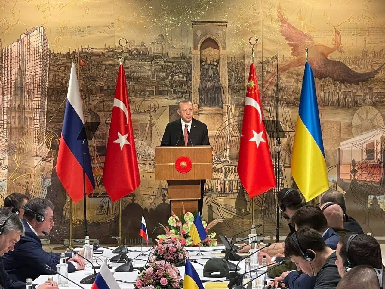 Erdoğan cerca di farsi spazio fra i grandi della politica mondiale grazie alla crisi ucraina