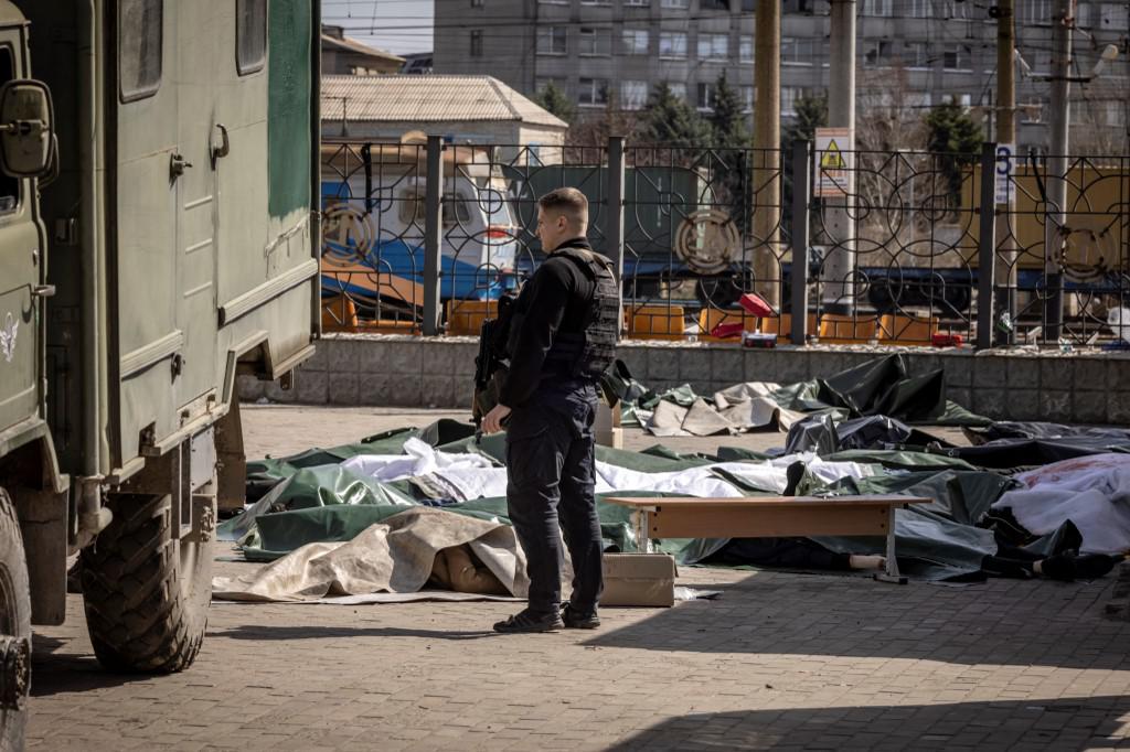 8 Aprile 2022 – Ucraina, in attacco alla stazione ferroviaria di Kramatorsk oltre 50 morti; rimpallo di responsabilità tra Kiev e Mosca. Biden firma lo stop alle relazioni commerciali con la Russia, l’Ue blocca solo il carbone