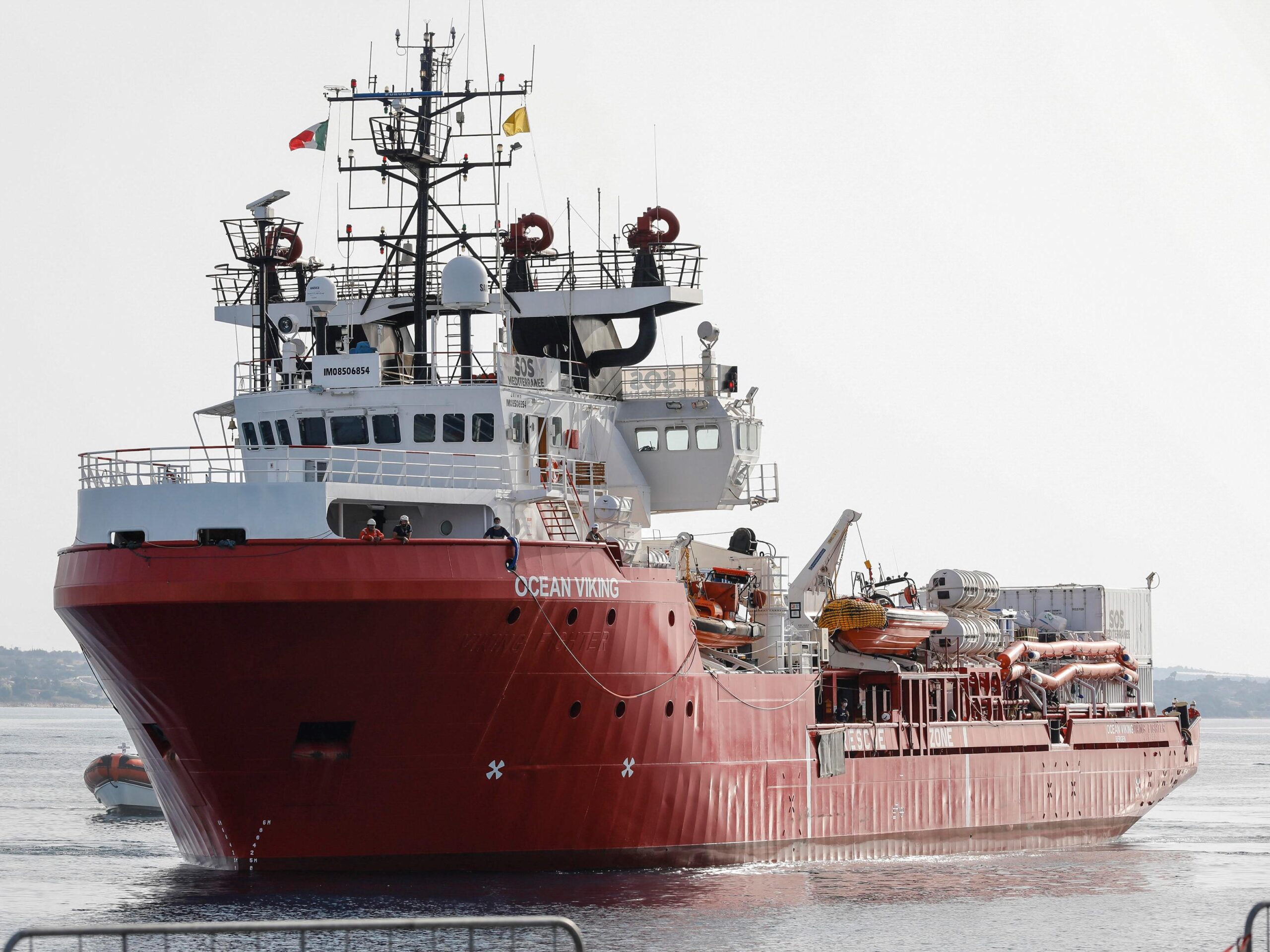 8 Novembre 2022 –  Attacco frontale del Governo francese contro l’Italia per lo stop alla nave Ong Ocean Viking. Sottosegretario di Stato Regno Unito si dimette per accusa bullismo