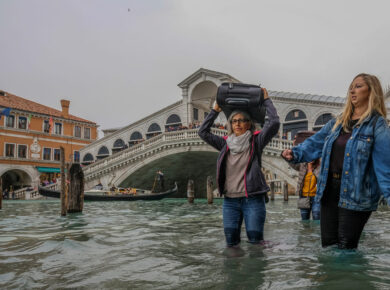 Venice, 29 October 2018. Turisti and Veneziani a passeggio con l'acqua alta
