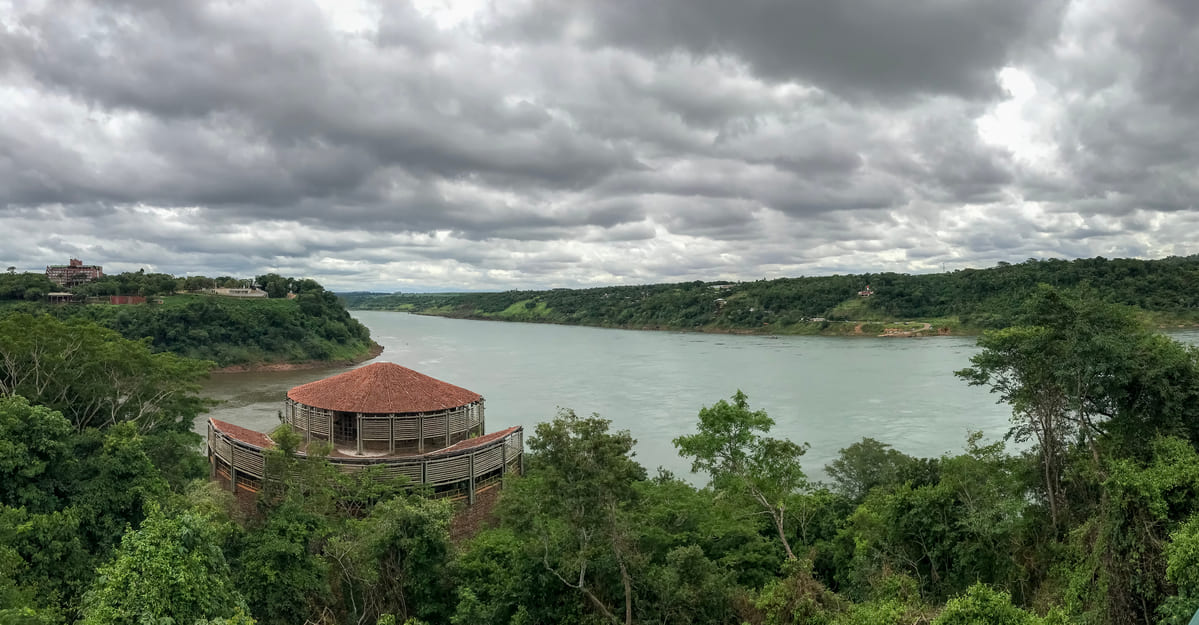 Foto - Triplice confine tra Brasile, Argentina e Paraguay, diviso dai fiumi Iguaçu e Paraná