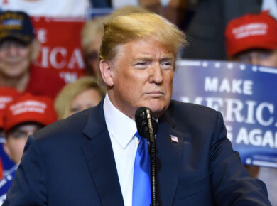 WILKES-BARRE, PA - 2 AGOSTO 2018: Donald Trump, presidente degli Stati Uniti, fa una pausa nella concentrazione mentre tiene un discorso a una manifestazione elettorale tenutasi alla Mohegan Sun Arena