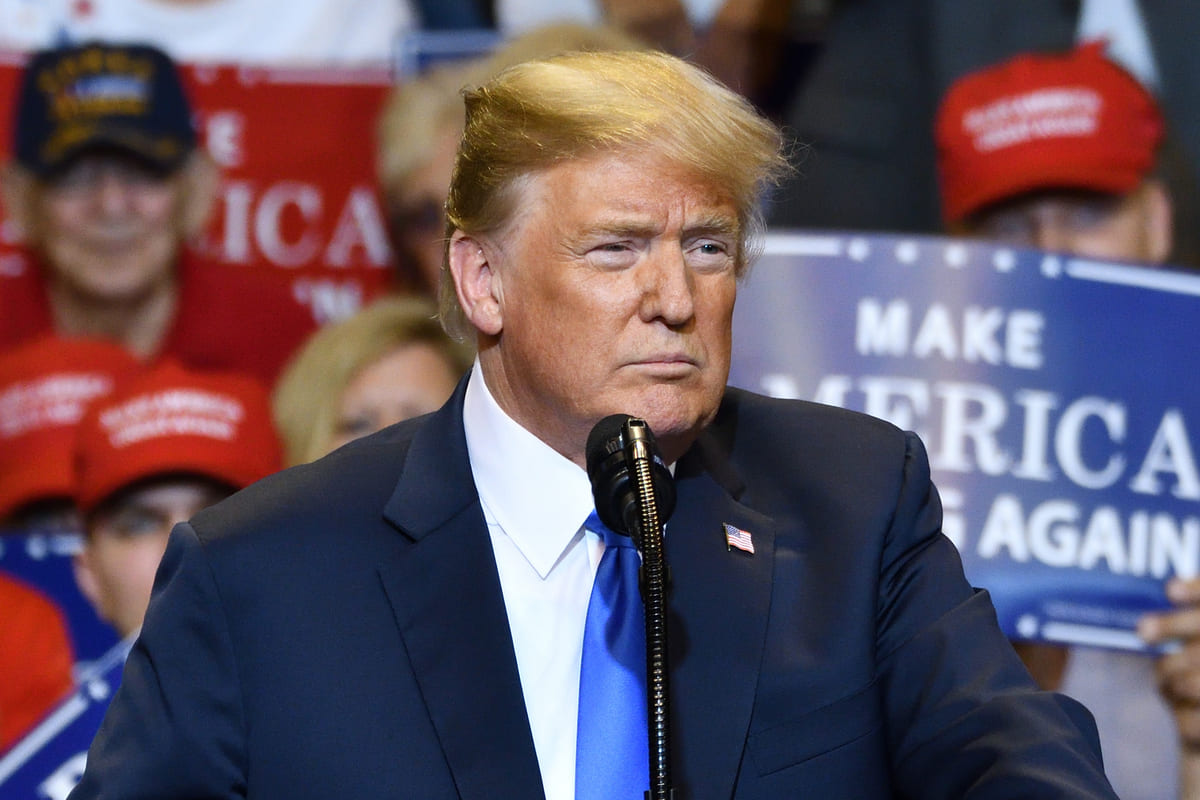 WILKES-BARRE, PA - 2 AGOSTO 2018: Donald Trump, presidente degli Stati Uniti, fa una pausa nella concentrazione mentre tiene un discorso a una manifestazione elettorale tenutasi alla Mohegan Sun Arena