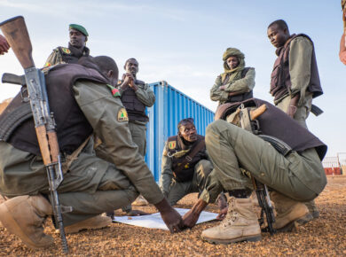 Ansongo, Mali - Dicembre 2015: Vita quotidiana dei soldati francesi dell'operazione militare di barkhane in Mali