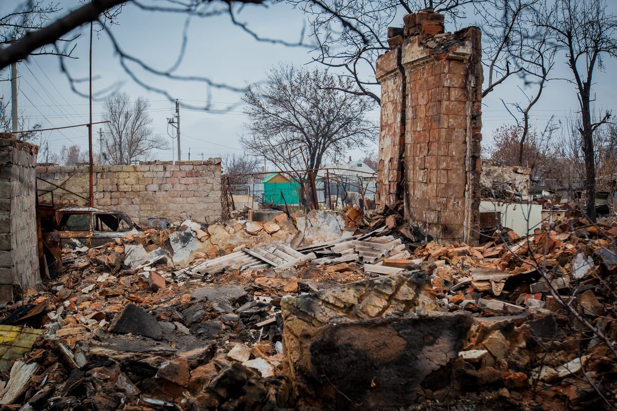 Foto - DEBAL'STEVE, UCRAINA - 1° LUGLIO 2015: edifici e case danneggiati nella città devastata dalla guerra di Debal'tseve. La guerra del Donbas in corso infuria dal 2014, opponendo le forze ucraine ai gruppi filo-russi