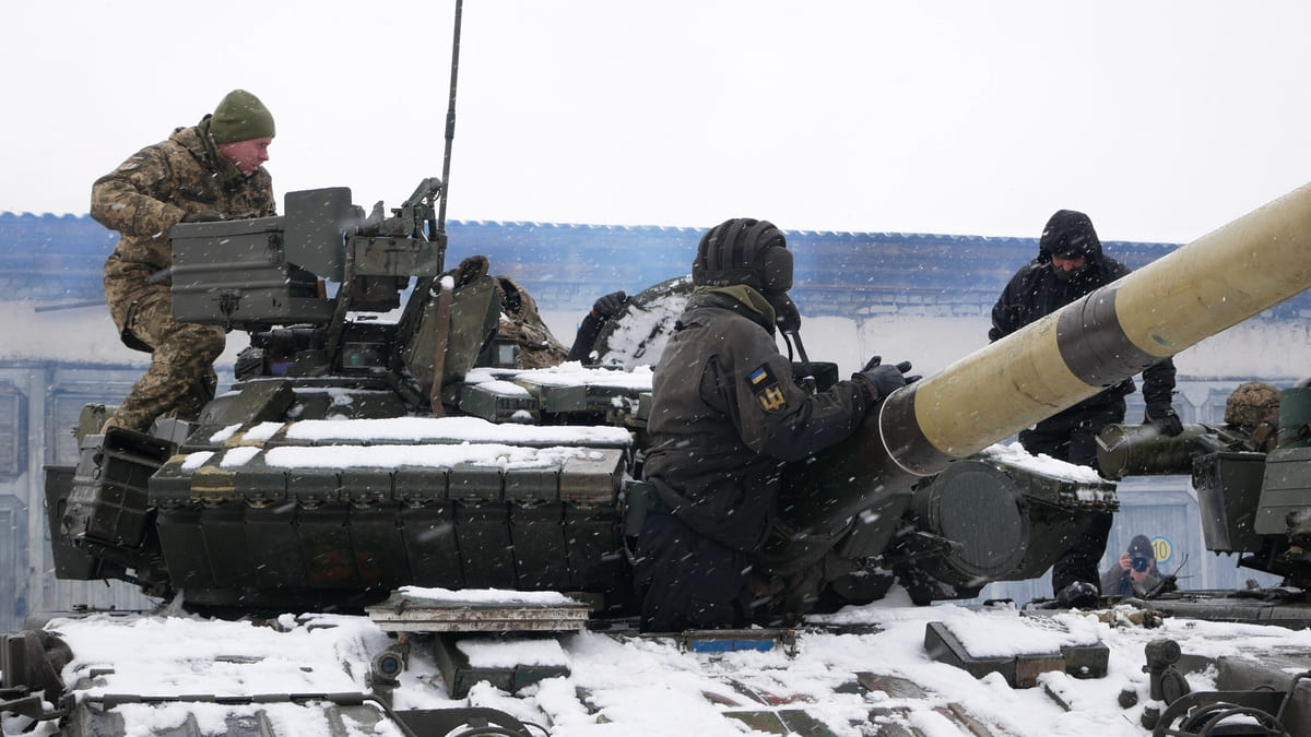 Kharkiv, Ucraina - 31 gennaio 2022: I soldati sulla torretta del carro armato salgono nel carro armato.
