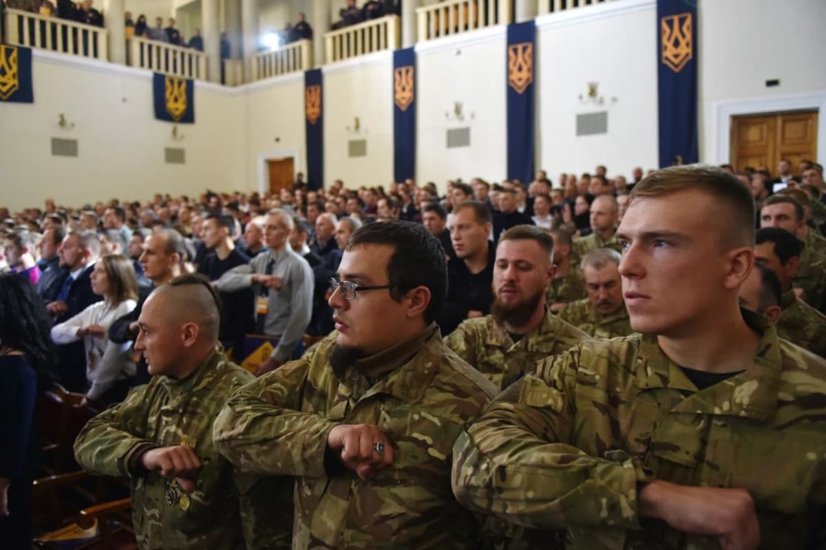 Kiev affida nuove missioni e più potere al battaglione neonazista Azov: l’analisi di un quotidiano tedesco